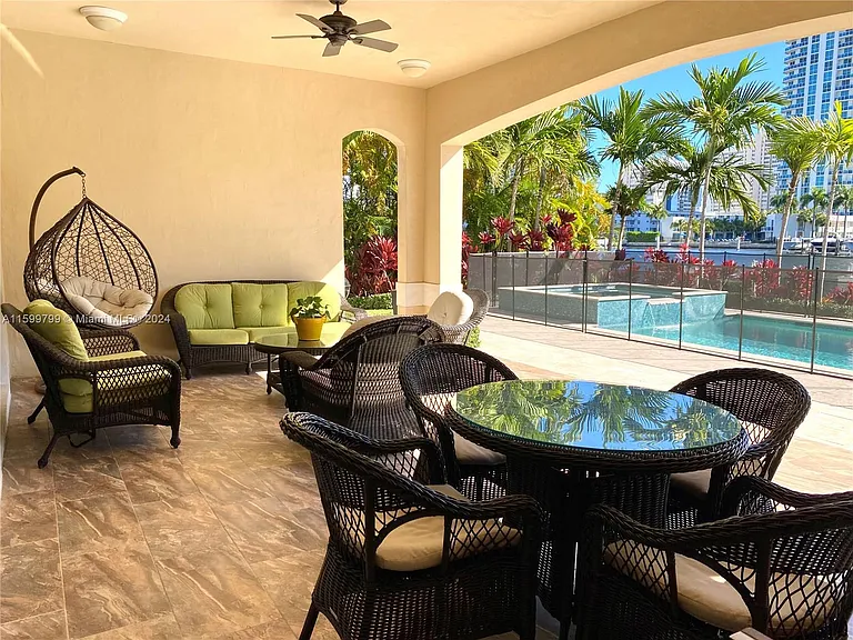 513 Palm Dr — Photo 29