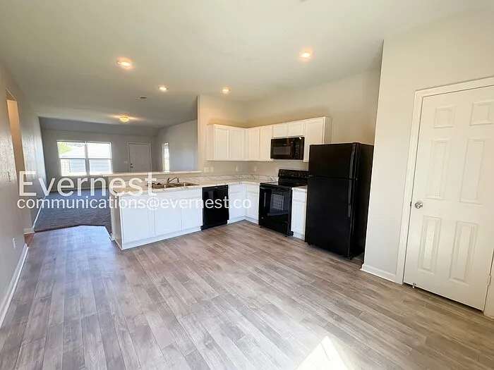 4 bed, 2.0 bath, 1477 sqft, $1,900 — Photo 4