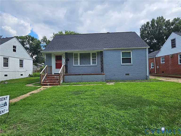 2405 Granville Ave — Photo 1