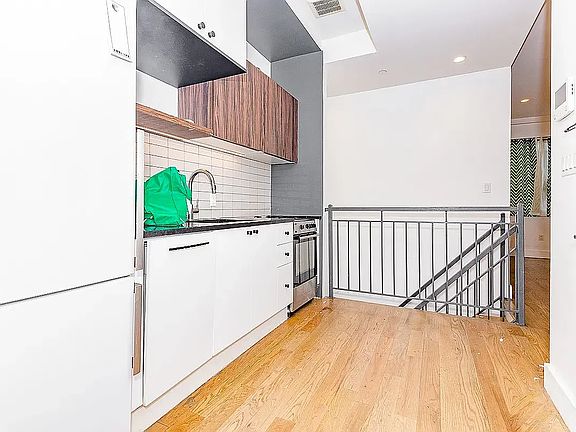 2nd image of 1520 Putnam Ave #1B