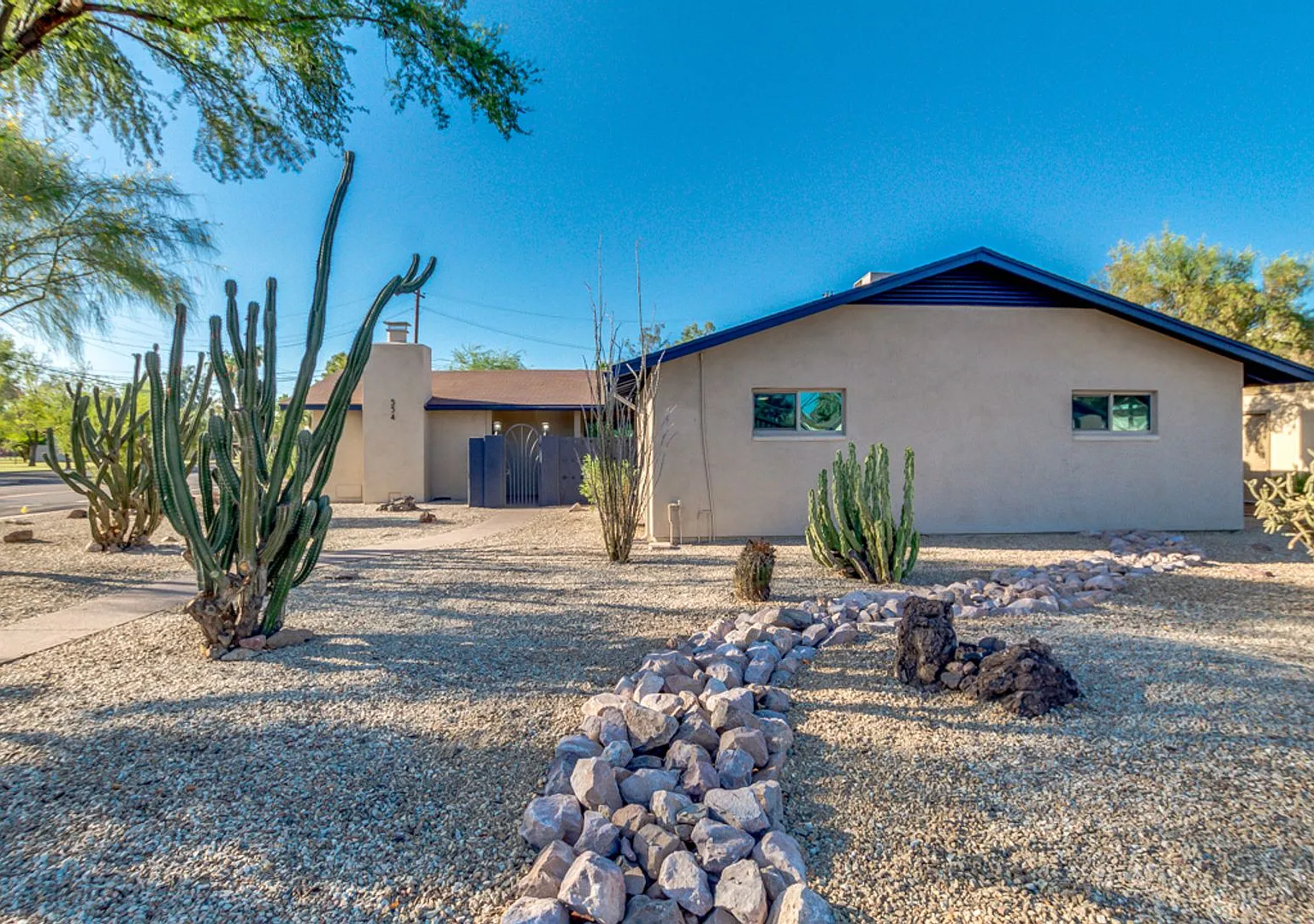 4 Bedroom, 3 Baths, includes 2 Master Suites Just 1-Mile from ASU — Photo 2