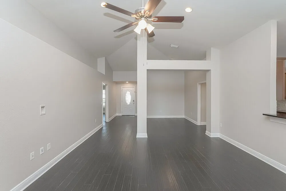 3 bed, 2.0 bath, 1958 sqft, $2,450 — Photo 4