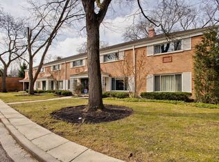 660 Carriage Hill Dr, Glenview, IL 60025