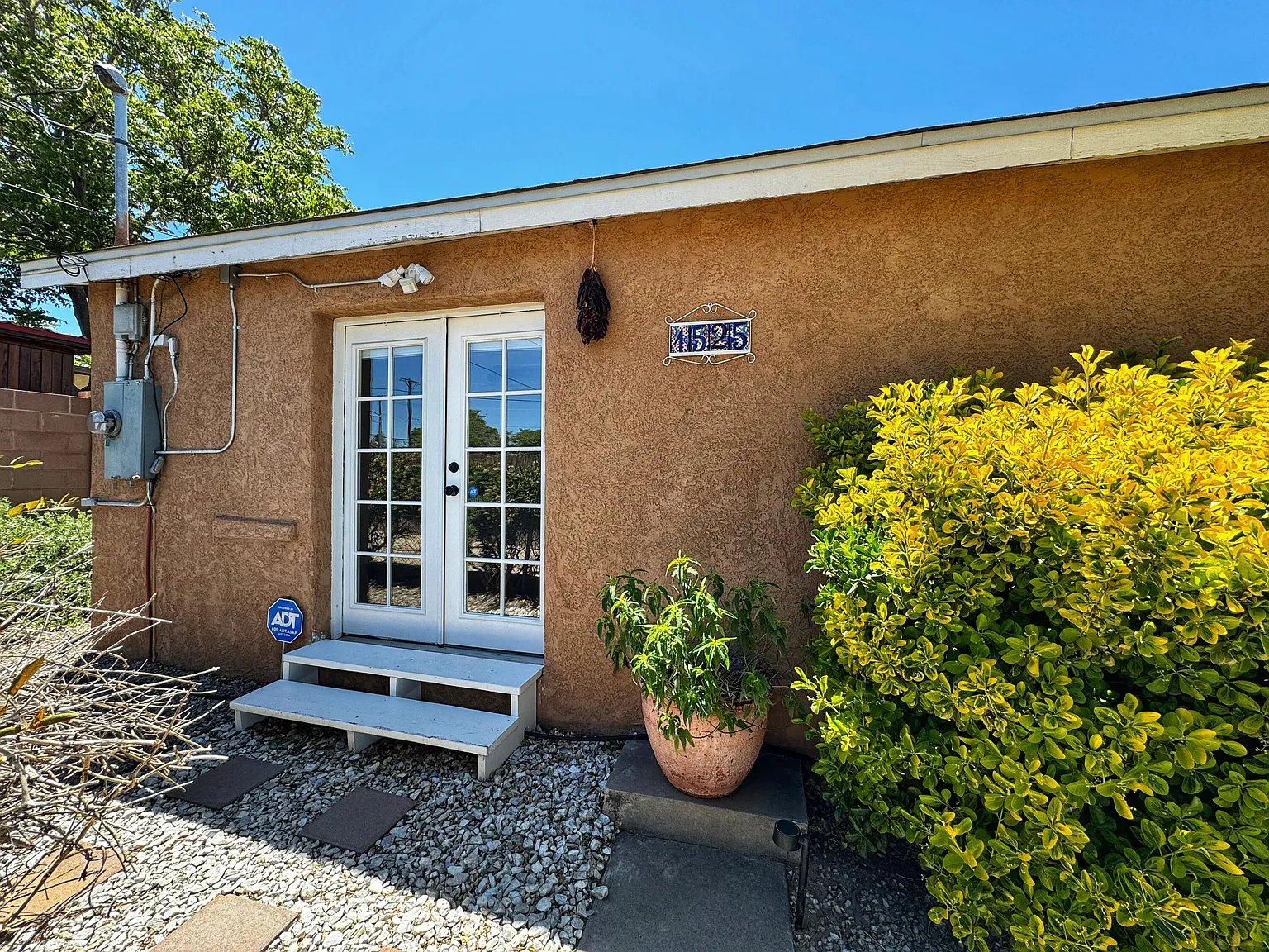 2 bed, 1.0 bath, 842 sqft, $1,700 — Photo 1