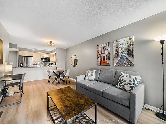 4th image of 140 Simcoe St #702