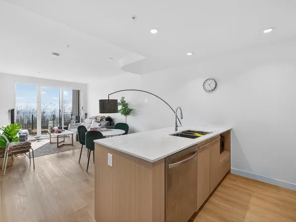 9580 Tower Rd #206, Burnaby, BC V5A 4X6