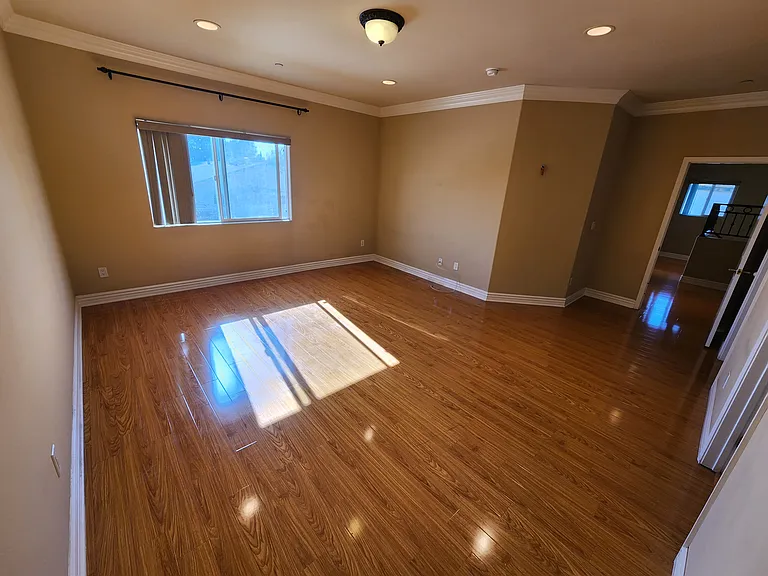 13620 Valerio St #10 — Photo 40