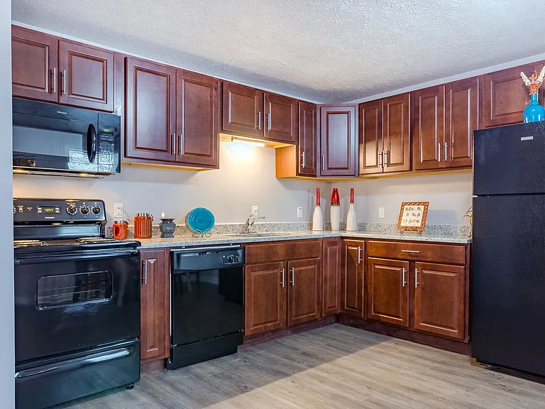 610 E College St — Photo 10