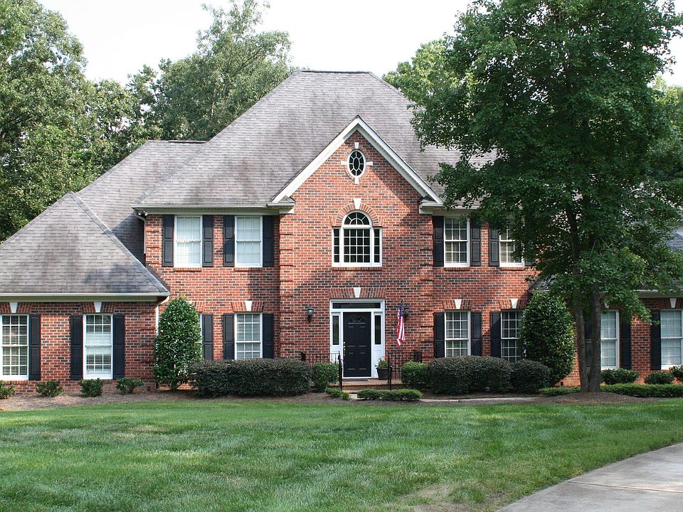 All-brick executive home on private cul de sac lot with pond