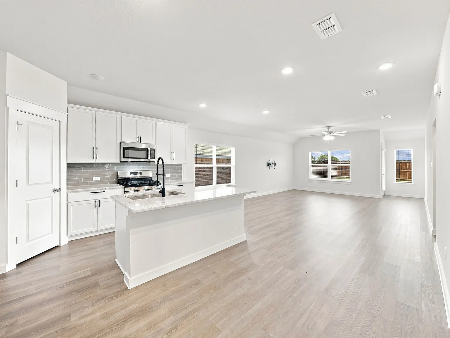 4 bed, 1977 sqft, $2,500 — Photo 4