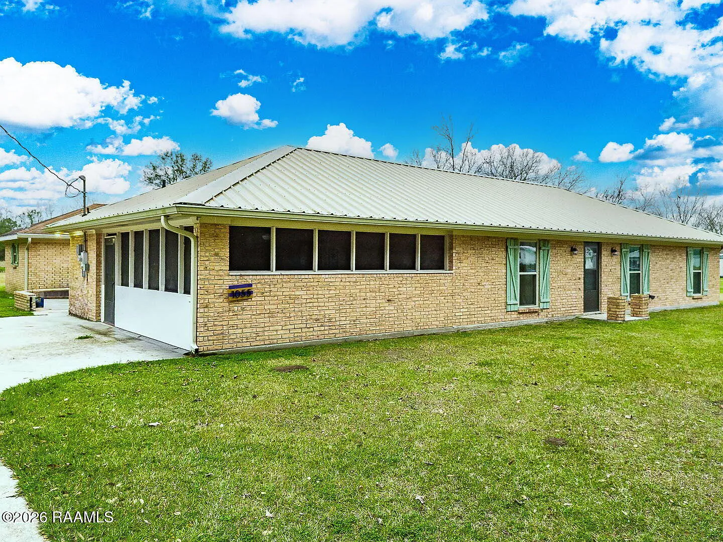 3 bed, 2.0 bath, 1637 sqft, $2,000 — Photo 2