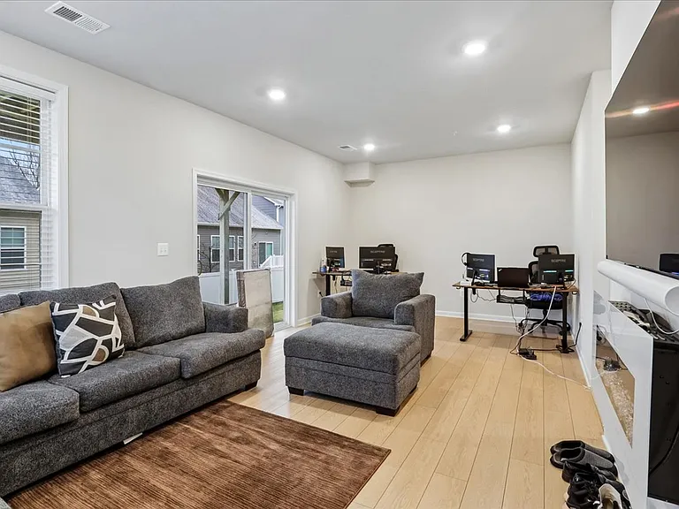10800 Blanton Way — Photo 27