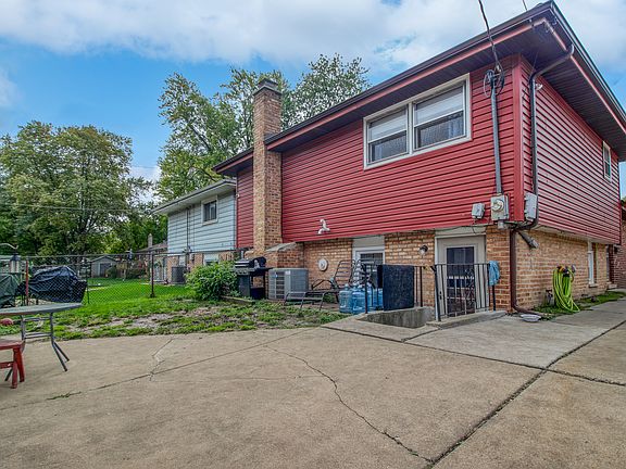 3rd image of 14137 S Hoxie Ave