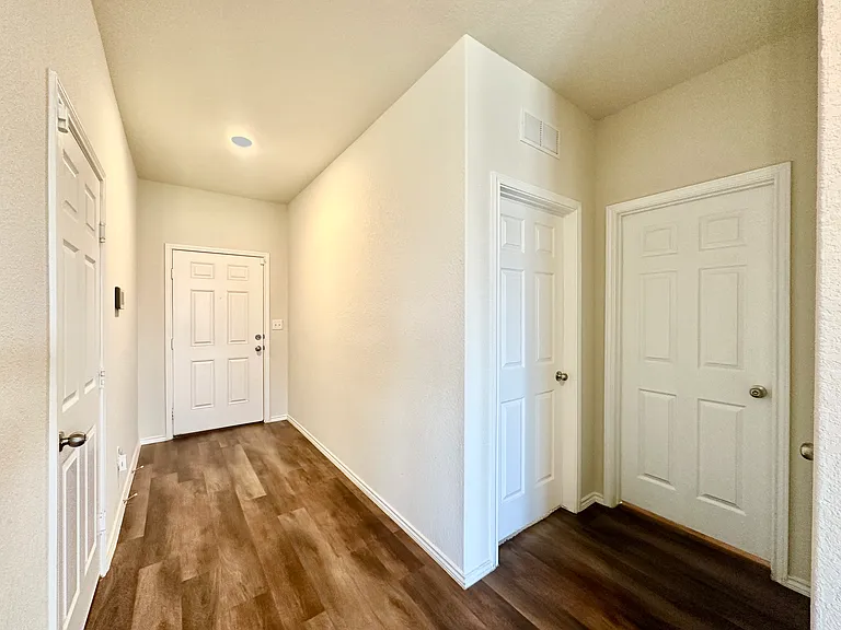 10235 Crossbuck — Photo 2