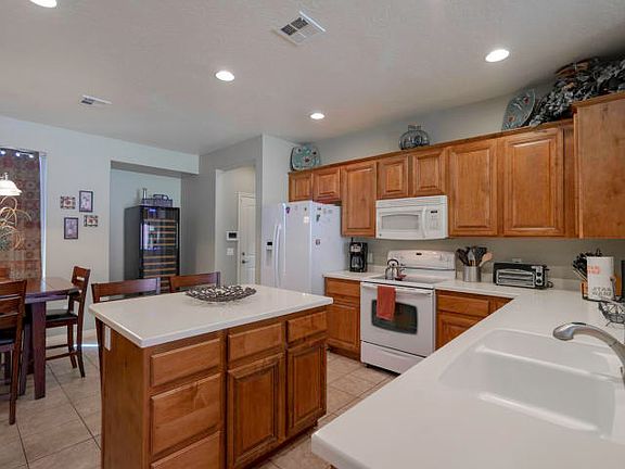 5th image of 2975 E Autumn Rose Dr