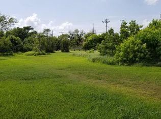 614 S Main St, Seadrift, TX 77983