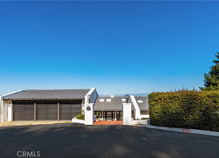 5 Yellow Brick Rd — Photo 3