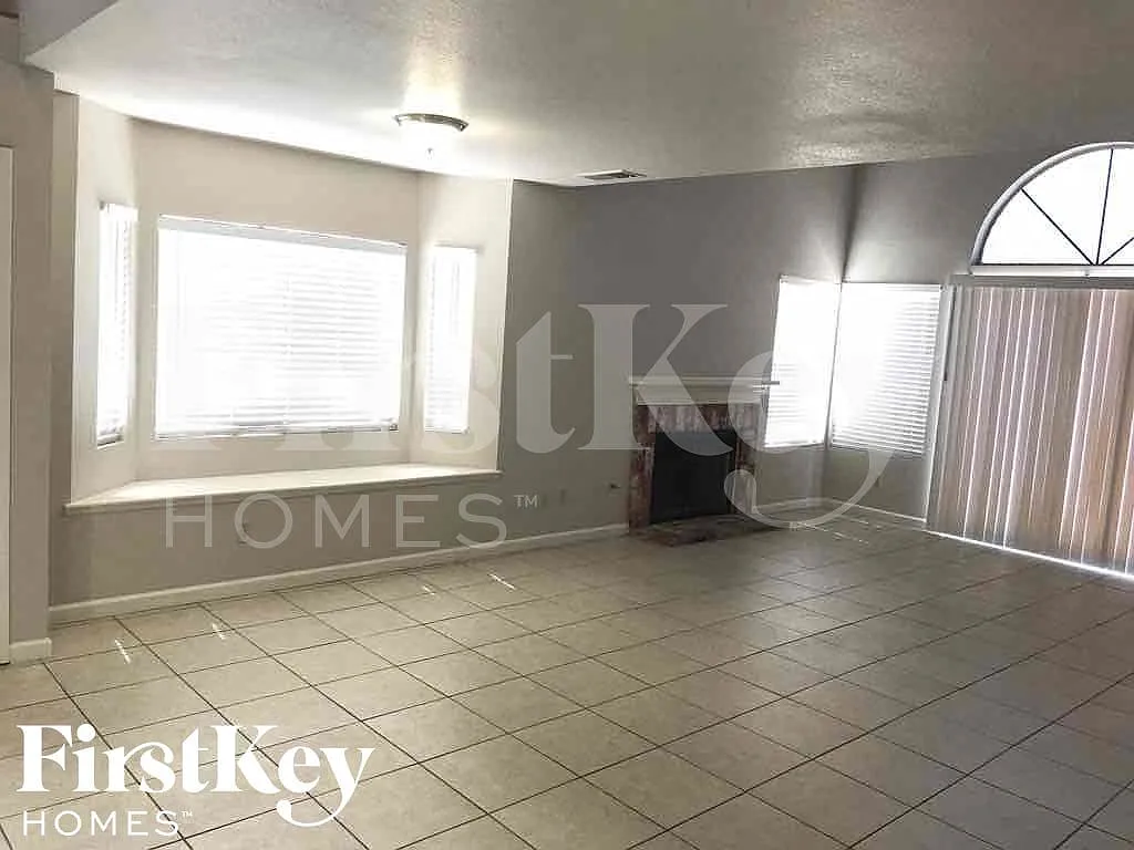 3 bed, 2.5 bath, 1679 sqft, $2,340 — Photo 2