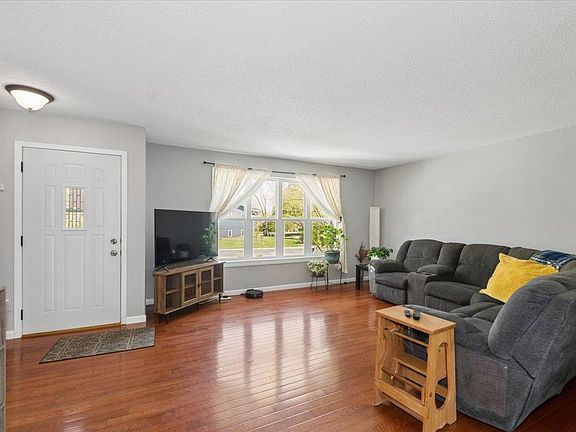 3rd image of 752 Lathrop Dr