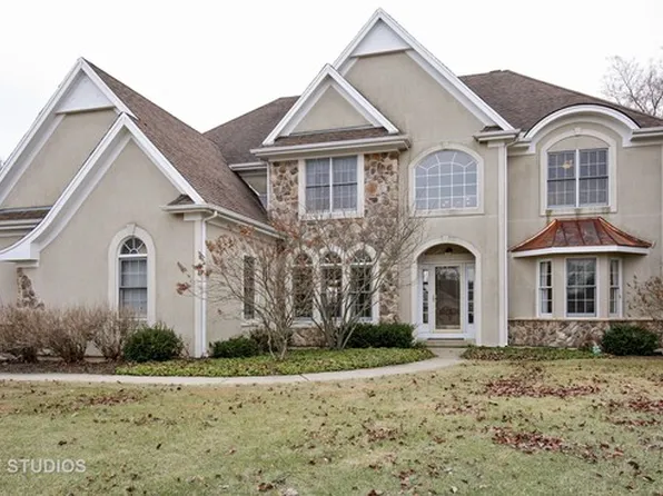 9050 Lynwood Ln, Crystal Lake, IL 60014