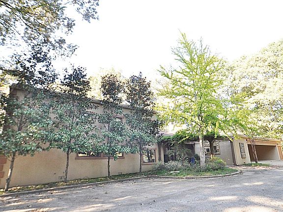 2nd image of 3835 Old Towne Cir