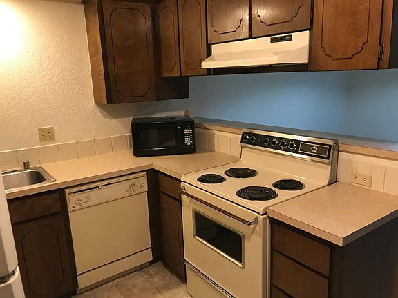 Nice clean kitchen w/ pantry