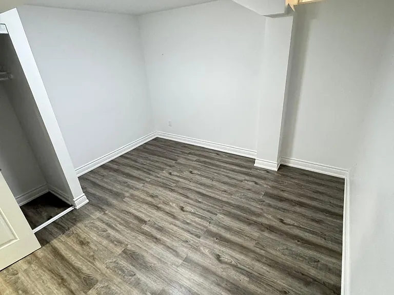 933 Red Deer Ave — Photo 10