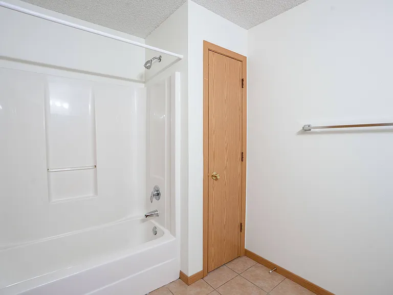 Bismarck, ND Sierra Ridge Apartments | 32C | Bathroom