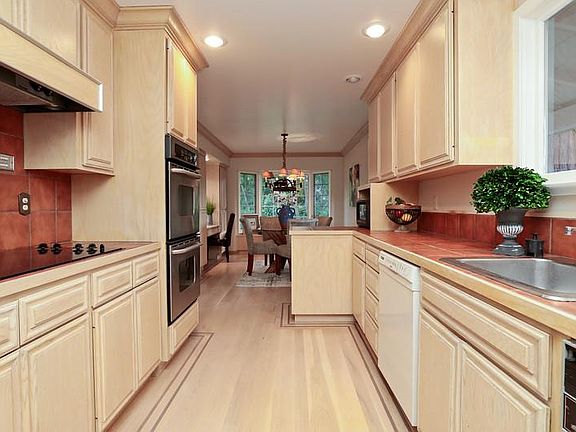 4th image of 890 Ringwood Ave