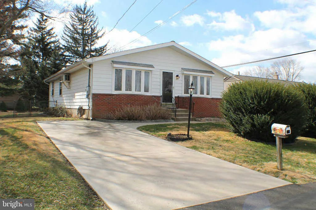 1810 Garfield St photo 1