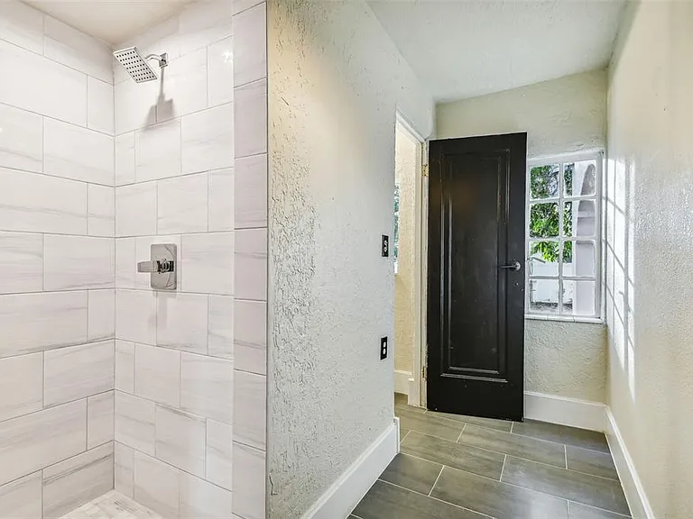 2102 W La Salle St — Photo 52