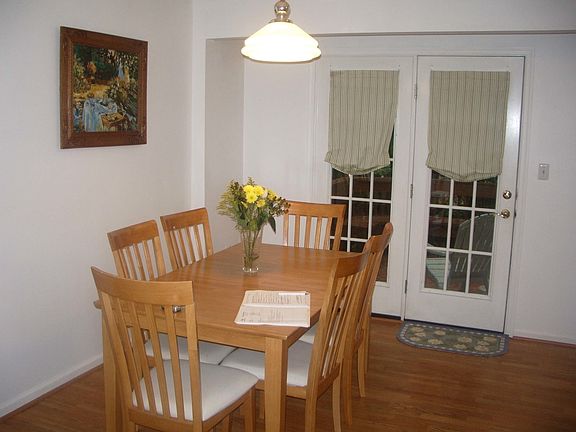 Eat-in-kitchen