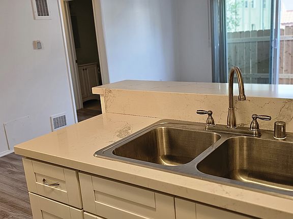 3rd image of 1610 Granville Ave #18