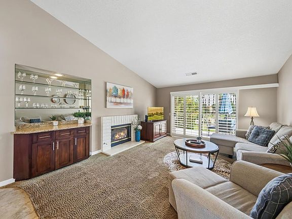 5th image of 290 Vista Royale Cir W