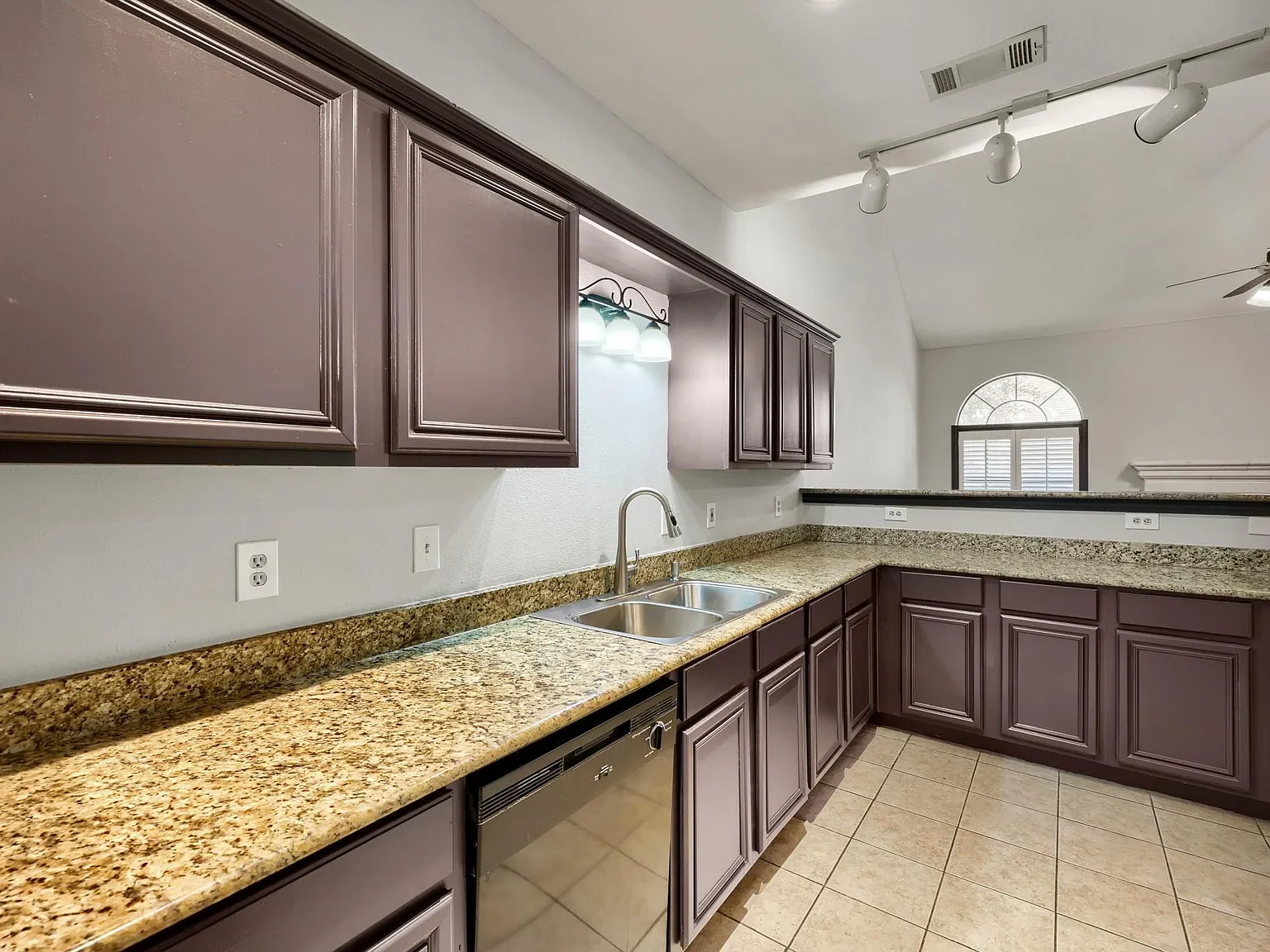 3 bed, 2.5 bath, 1651 sqft, $2,650 — Photo 3