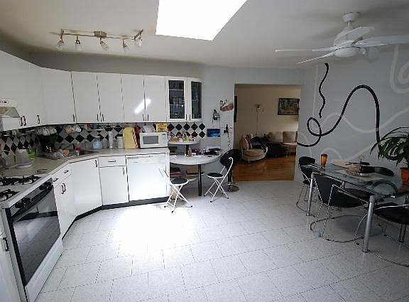 3rd image of 155 Bay 20 St