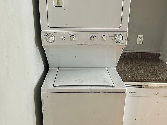 4th image of 120 Mallory Ave