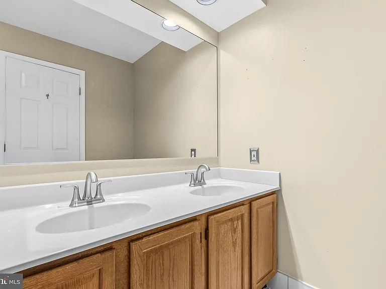 6837 Malton Ct — Photo 31