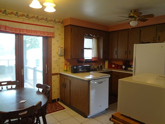  Kitchen with dishwasher