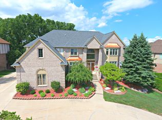 2136 Tall Oaks Dr, Troy, MI