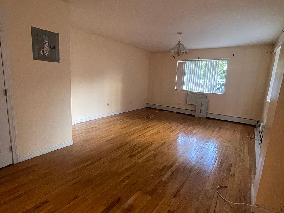 1st image of 1047 E 226th St