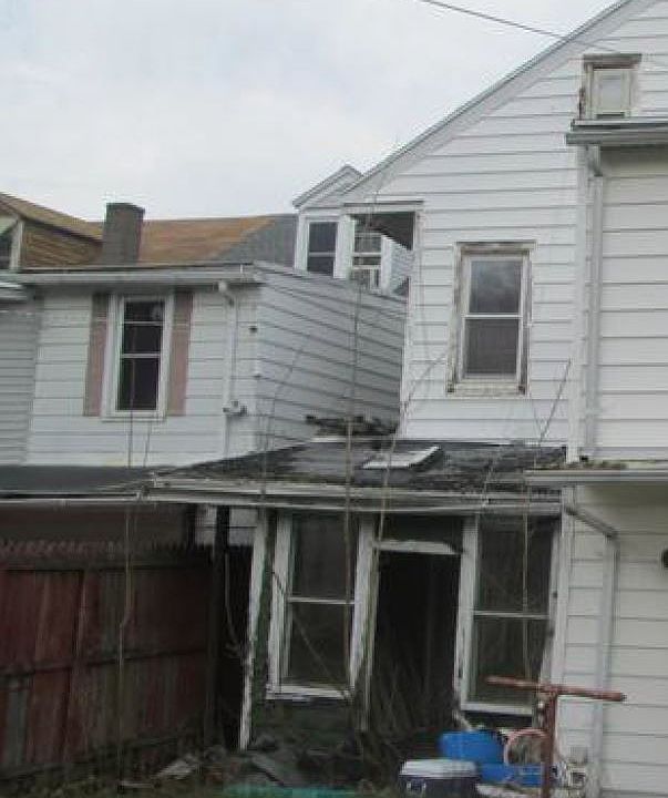 2nd image of 210 E 7th St