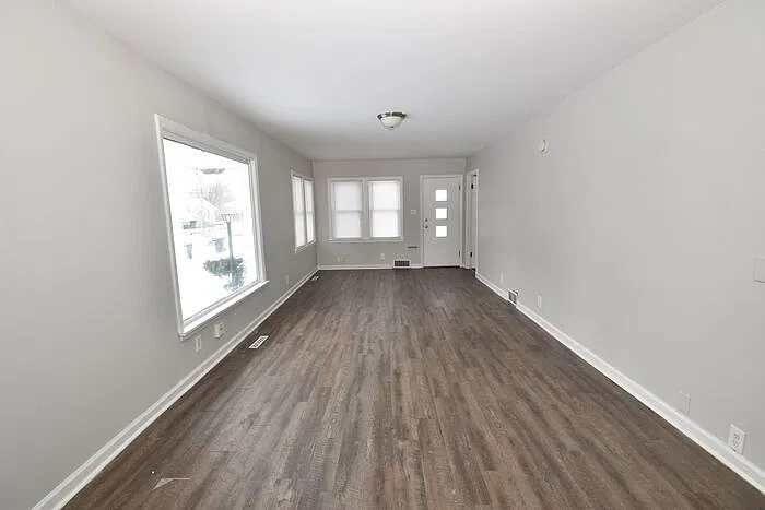3 bed, 1.0 bath, 1008 sqft, $119,500 — Photo 3