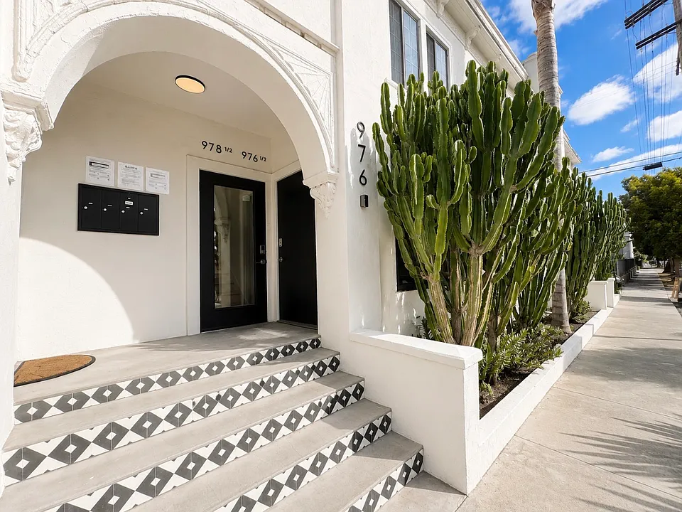976 N El Centro Ave #976A