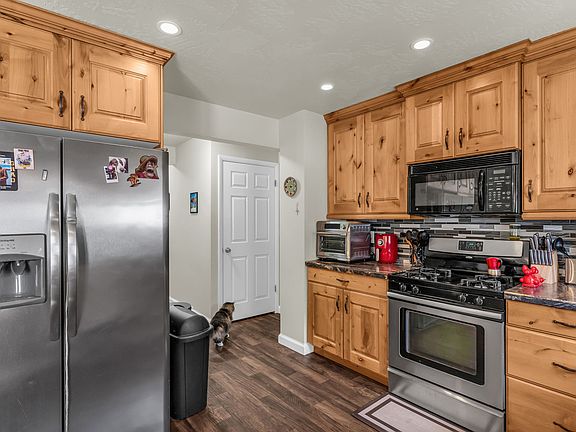 5th image of 104 S Santa Rita Pl