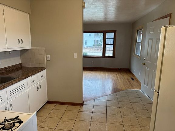 3rd image of 2323 Douglas St #1