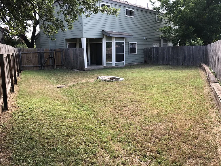 8300 Bradford Edward Cv #B — Photo 11