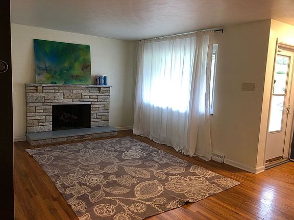 2nd image of 413 Wyndhurst Dr