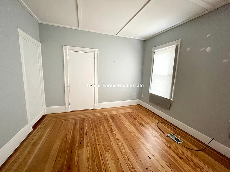 10 Wave Ave — Photo 15