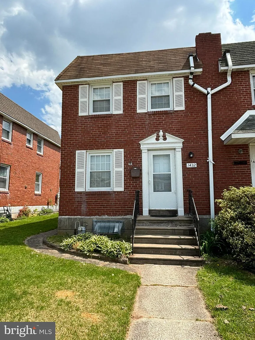 1432 Astor St photo 1